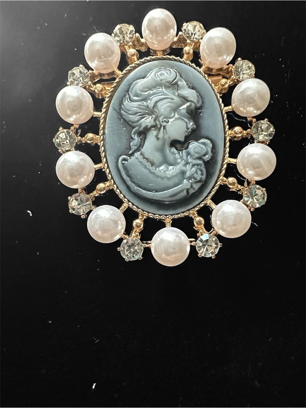 Vintage-Style Gray Cameo Pearl Brooch